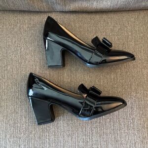 Elegant Black Patent Leather Women's Shoes with Bow